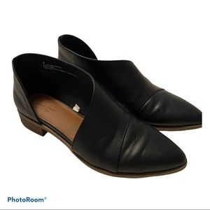 Universal thread black flats size 8 1/2